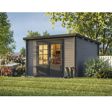 Modernes Gartenhaus aus Holz mit Flachdach und Doppeltür mit Lichtausschnitten in einem Garten mit Rasen, Schubkarre und Gummistiefeln.