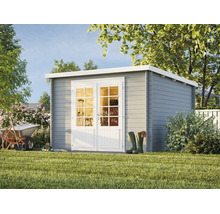 Modernes Gartenhaus aus Holz mit Flachdach und weißer Doppeltür mit Lichtausschnitten in einem grünen Garten mit Schubkarre.