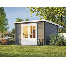 Modernes Gartenhaus aus grauem Holz mit Pultdach und weißen Doppeltüren mit Glaseinsätzen in einer hellen Gartenlandschaft.