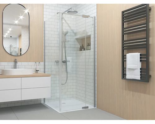Modernes Badezimmer mit Glas-Eckdusche, weißem Waschtischunterschrank, ovalem Spiegel und dunklem Handtuchheizkörper an Holzeffekt-Wänden.