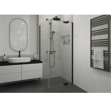 Modernes Badezimmer mit Glasdusche, schwarzer Duscharmatur, weißem Aufsatzwaschbecken und grauem Handtuchheizkörper.