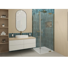 Modernes Badezimmer mit weißem Hängeschrank, ovalem Spiegel und Glasduschkabine mit goldfarbenen Armaturen und vertikalen blau-grünen Fliesen.