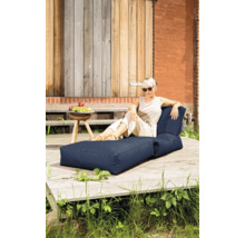 Eine Frau entspannt auf einem dunkelblauen, zweiteiligen Outdoor-Sitzsack-Lounge-Set auf einer hellen Holzterrasse.