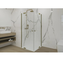 Moderne Eckduschkabine mit Glaswänden und goldfarbenen Profilen in einem Bad mit Marmor-Optik-Wänden und Holzwaschtisch.