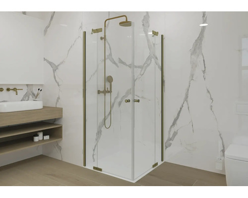 Moderne Eckduschkabine mit Glaswänden und goldfarbenen Profilen in einem Bad mit Marmor-Optik-Wänden und Holzwaschtisch.