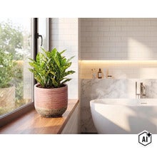 Grüne Pflanze mit gelben Sprenkeln in einem Keramiktopf auf einem Holzfensterbrett in einem hellen, modernen Badezimmer mit Badewanne. (Image AI modified or generated)