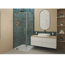 Modernes Badezimmer mit Glasdusche, goldfarbenen Armaturen, weißem Waschtischunterschrank, Aufsatzwaschbecken und ovalem Spiegel.