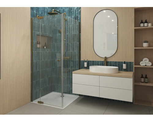 Modernes Badezimmer mit Glasdusche, goldfarbenen Armaturen, weißem Waschtischunterschrank, Aufsatzwaschbecken und ovalem Spiegel.