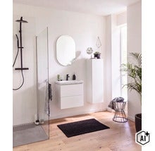 Modernes Badezimmer mit weißem Waschtisch, ovalem Spiegel und Dusche mit schwarzer Armatur. (Image AI modified or generated)