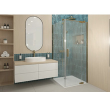 Modernes Badezimmer mit Glasduschkabine, goldfarbenen Armaturen, weißem Hängewaschbeckenunterschrank und einem ovalen Spiegel.