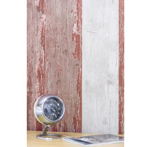 Tapete mit vertikalen Streifen in Holzoptik im Vintage-Stil und Shabby-Chic-Look an einer Wand.