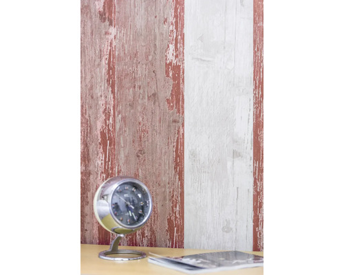 Tapete mit vertikalen Streifen in Holzoptik im Vintage-Stil und Shabby-Chic-Look an einer Wand.