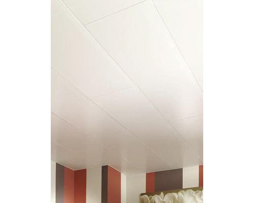 Weiße Deckenpaneele aus Kunststoff mit glatter Oberfläche an einer Zimmerdecke montiert.