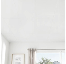 Weiße Deckenpaneele in einem hellen, modern eingerichteten Wohnraum mit großem Fenster und hellem Vorhang.