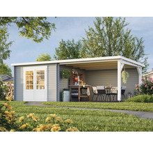Modernes Gartenhaus aus grauem Holz mit Flachdach, weißer Doppeltür und integrierter Terrasse mit Sitzgruppe im Garten.