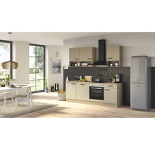 Moderne Einbauküche mit hellen Fronten, integrierten Elektrogeräten, Dunstabzugshaube und freistehendem Retro Kühlschrank in einer offenen Wohnküche.