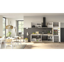 Moderne offene Wohnküche mit integriertem Kühlschrank, Backofen und Spüle in heller Holzoptik.