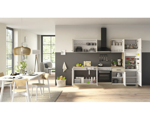 Moderne offene Wohnküche mit integriertem Kühlschrank, Backofen und Spüle in heller Holzoptik.