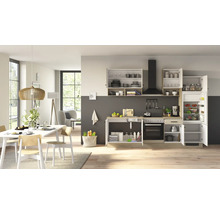 Moderne Einbaukueche in offener Wohnumgebung mit Kuehlschrank, Backofen, Spuele und Oberschraenken in heller Holzoptik.