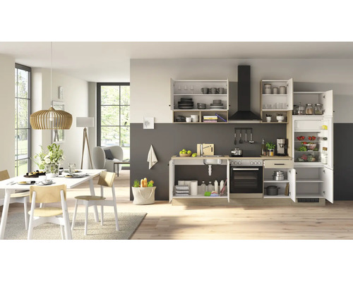 Moderne Einbaukueche in offener Wohnumgebung mit Kuehlschrank, Backofen, Spuele und Oberschraenken in heller Holzoptik.