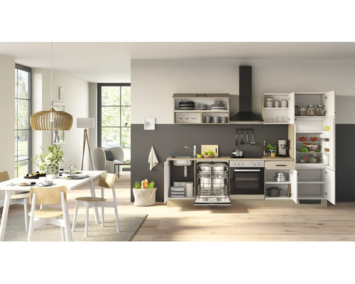 Moderne Küchenzeile in einem hellen Wohnraum mit integrierten Elektrogeräten, Spüle und Essbereich mit Holztisch und Stühlen.