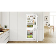 Bosch Einbaukühlschrank mit Gefrierkombination in einer modernen hellen Küche mit Holzboden