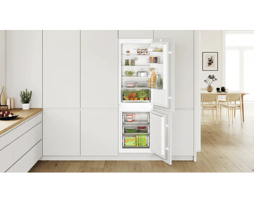 Bosch Einbaukühlschrank mit Gefrierkombination in einer modernen hellen Küche mit Holzboden