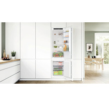 Moderne Einbaukühlschrank Kombination von Bosch in einer hellen, minimalistischen Küche mit integrierten Schrankfronten und offenem Gefrierfach.