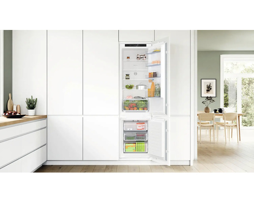 Moderne Einbaukühlschrank Kombination von Bosch in einer hellen, minimalistischen Küche mit integrierten Schrankfronten und offenem Gefrierfach.