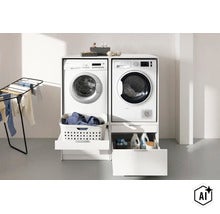 Modularer Waschmaschinenschrank und Trocknerschrank mit ausziehbarer Ablage für Wäschekorb und Schubladen für Waschmittel. (Image AI modified or generated)