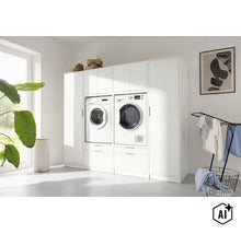 Modularer Waschmaschinenschrank für Waschmaschine und Trockner im hellen, modern eingerichteten Hauswirtschaftsraum. (Image AI modified or generated)