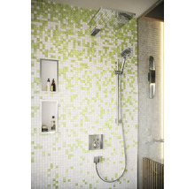 Moderne Dusche mit quadratischem Duschkopf und Handbrause vor einer Wand mit Mosaikfliesen in Pixeloptik und integrierten Wandnischen.