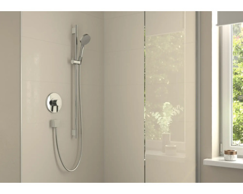 Moderne Dusche mit Unterputz Einhebelmischer, Handbrause und Duschstange an einer hellen Fliesenwand in einem Badezimmer.