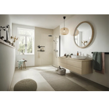 Modernes Badezimmer mit ebenerdiger Dusche, Waschtisch mit Holzfront, rundem Spiegel und dekorativer Hängelampe in heller, organisierter Umgebung.