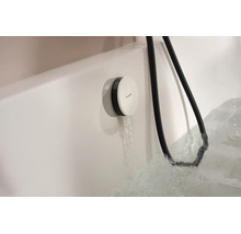 Hansgrohe Wannenfüllarmatur mit Schlauch an einer Badewanne aus dem Wasser fließt