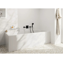 Modernes Badezimmer mit weißer Badewanne, Unterputzarmatur und Handbrause in einem Raum mit hellem Terrazzoboden und minimalistischem Design.