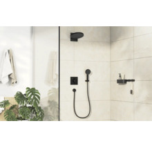 Moderne Duschkabine mit schwarzer Unterputzarmatur, Kopfbrause, Handbrause und Ablage vor hell gefliester Wand in einem Badezimmer.