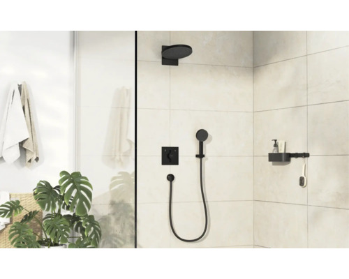 Moderne Duschkabine mit schwarzer Unterputzarmatur, Kopfbrause, Handbrause und Ablage vor hell gefliester Wand in einem Badezimmer.