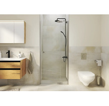 Modernes Badezimmer mit Glasdusche, Holzwaschtisch, wandhängendem WC und dunkler Duscharmatur in einem hell gefliesten Raum.