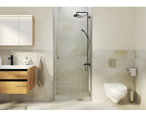 Modernes Badezimmer mit Glasdusche, Holzwaschtisch, wandhängendem WC und dunkler Duscharmatur in einem hell gefliesten Raum.