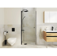 Modernes Badezimmer mit ebenerdiger Duschkabine aus Glas mit schwarzen Profilen, wandhängendem WC und Waschtisch mit Holzunterschrank.