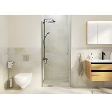Modernes Badezimmer mit ebenerdiger Dusche, Wand-WC, Waschtisch mit Holzfront und Armaturen in mattem Schwarz.
