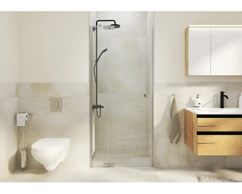 Modernes Badezimmer mit ebenerdiger Dusche, Wand-WC, Waschtisch mit Holzfront und Armaturen in mattem Schwarz.