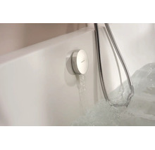 Hansgrohe Wannenfüllarmatur mit flachem Design, montiert am Wannenrand, mit laufendem Wasser in einer Badewanne.