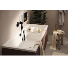 Moderne Badezimmer Einrichtung mit weißer Badewanne, Wannenablage, Unterputz Armatur und Handbrause in einem ansprechend gestalteten Badezimmer.