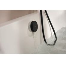 Hansgrohe Wannenfüllarmatur mit rundem Design und integriertem Brauseschlauchanschluss an einer Badewanne.