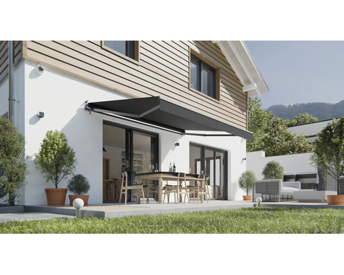 Ausgefahrene Gelenkarmmarkise über einer Terrasse mit Esstisch und Stühlen an einem modernen Einfamilienhaus.