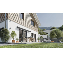 Geschlossene Kassettenmarkise in Anthrazit, montiert an einer weißen Hauswand über einer Terrassentür, mit modernem Garten und Terrassenmöbeln.