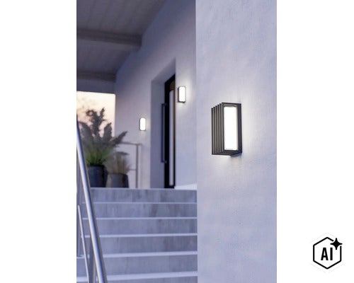 Moderne rechteckige LED Außenwandleuchte mit Rippendesign montiert an einer Hausfassade neben einer Treppe. (Image AI modified or generated)