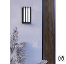 Moderne Wandleuchte mit Lamellen Design an einer Hausfassade neben einem Lichtschalter. (Image AI modified or generated)